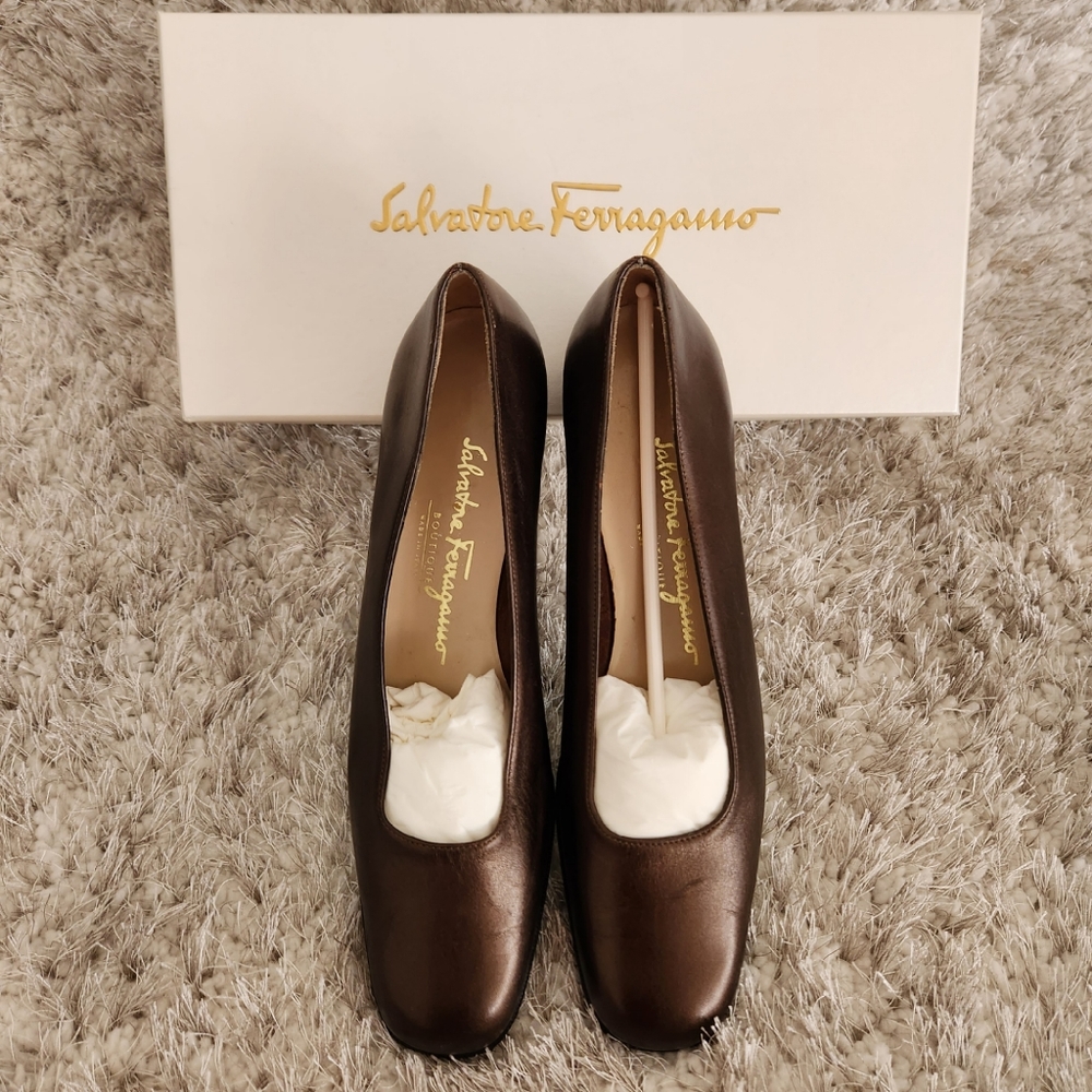AUTHENTIC SALVATORE FERRAGAMO Boutique Flats Size 8 A3